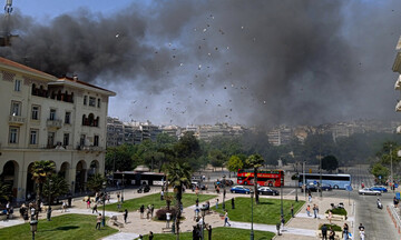 Θεσσαλονίκη: Υπό έλεγχο η φωτιά στο κτίριο του ΒΕΘ - Απεγκλωβίστηκαν 44 άνθρωποι, δύο τραυματίες