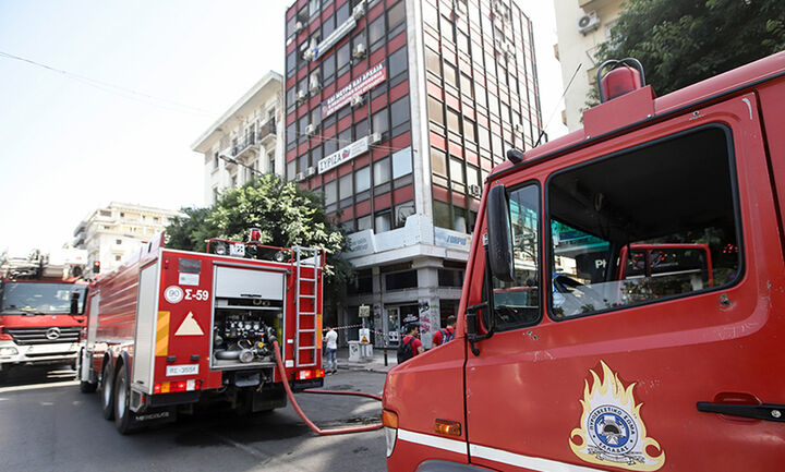 Δύο διασωληνωμένοι από τη φωτιά σε κτήριο στο κέντρο της Θεσσαλονίκης