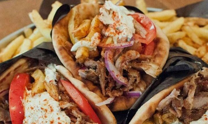 Σουβλάκι: Στα ύψη οι τιμές, μειώθηκαν οι παραγγελίες