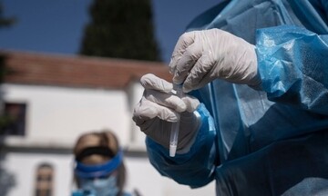 Κορωνοϊός: 2.400 νέα κρούσματα, 130 διασωληνωμένοι και 21 νεκροί
