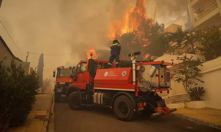 Φωτιά στη Γλυφάδα: Εκκενώθηκε το Πανόραμα Βούλας - Κάηκαν σπίτια, ζημιές σε αυτοκίνητα (pic & vid)