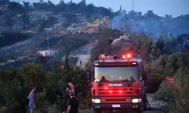 Φωτιά σε Γλυφάδα-Βούλα: Εκκενώνονται οικισμοί, γηροκομείο, παιδικά χωριά SOS- Ζημιές σε σπίτια (vid)