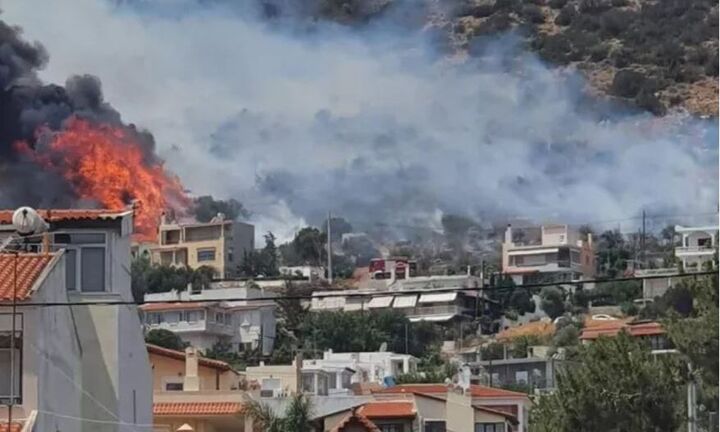 Φωτιά στη Λούτσα κοντά σε σπίτια