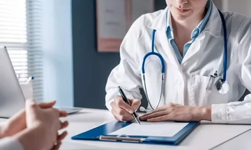 «Γιατρός για όλους»: Μειωμένη συμμετοχή σε φάρμακα και υπηρεσίες σε όσους εγγραφούν