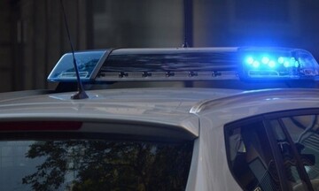 Γκαζάκια στην είσοδο της πολυκατοικίας που διαμένει ο Άρης Πορτοσάλτε