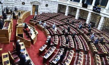 Βουλή: Ψηφίσθηκε το ν/σ για την καταπολέμηση της απάτης και της πλαστογραφίας