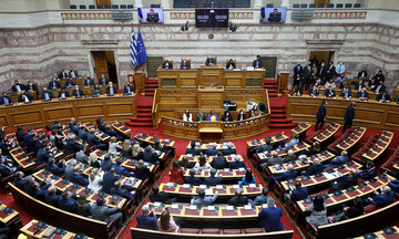 Βουλή: Ο ΣΥΡΙΖΑ κατέθεσε πρόταση νόμου για δικαίωμα γάμου και σε ομόφυλα ζευγάρια