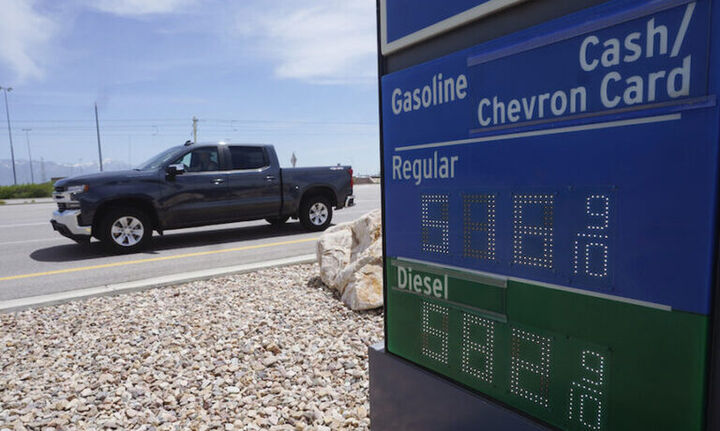 ΗΠΑ: Ο Τζο Μπάιντεν θα ζητήσει την αναστολή φόρου στη βενζίνη για να πέσουν οι τιμές