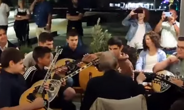 Ο Σταύρος Ξαρχάκος, η Φραγκοσυριανή και μια παρέα νέων 