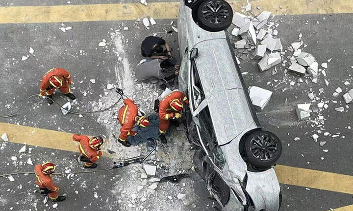 Ηλεκτρικό αυτοκίνητο της Nio έπεσε από τον δεύτερο όροφο σκοτώνοντας δύο οδηγούς (pic & vid)