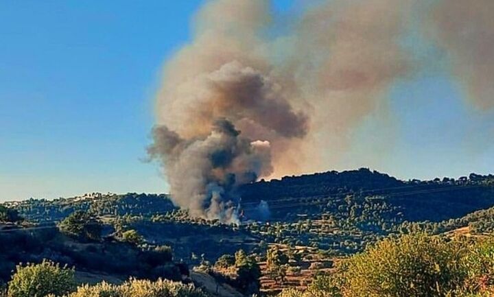 Σε εξέλιξη η φωτιά στην  Κορακιά Κρανιδίου - Επιχειρούν και εναέρια μέσα