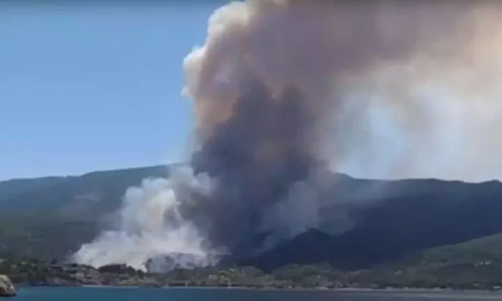 Μαίνεται η φωτιά στο Πόρτο Γερμενό - Μήνυμα του 112 για εκκένωση του οικισμού Μύτικα (vid)