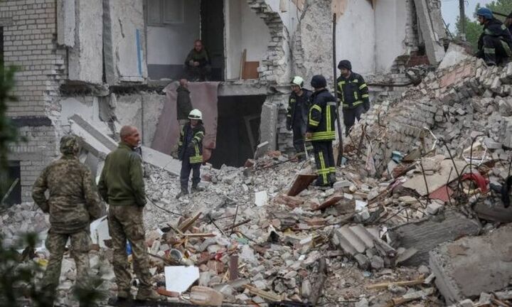 Ουκρανία: Τους 24 έφτασαν οι άμαχοι νεκροί από τον βομβαρδισμό σε πολυκατοικία στην Τσάσιβ Γιαρ