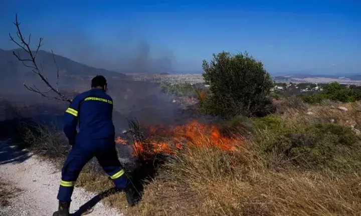 Χωρίς ενεργό μέτωπο η φωτιά στην Πεντέλη - Μάχη για να σβήσουν διάσπαρτες μικροεστίες