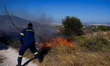 Χωρίς ενεργό μέτωπο η φωτιά στην Πεντέλη - Μάχη για να σβήσουν διάσπαρτες μικροεστίες