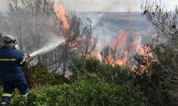 Σε εξέλιξη πυρκαγιές σε Ξυλόκαστρο και Αταλάντη - Επιχειρούν επίγειες και εναέριες δυνάμεις