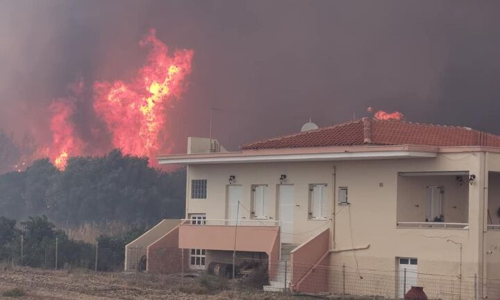 Φωτιά στη Λέσβο - Κάηκαν σπίτια στα Βατερά - Οι φλόγες έφτασαν στην παραλία (pic & vid)