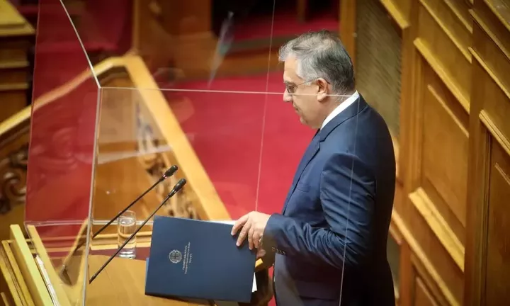 Βίντεο: Η στιγμή που ο Τάκης Θεοδωρικάκος αισθάνθηκε αδιαθεσία και κατέβηκε απ΄ το βήμα της Βουλής