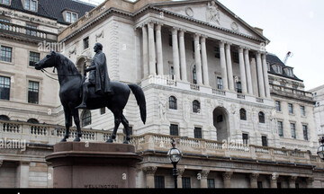Η Τράπεζα της Αγγλίας προχωρά στη μεγαλύτερη αύξηση των επιτοκίων σε 27 χρόνια