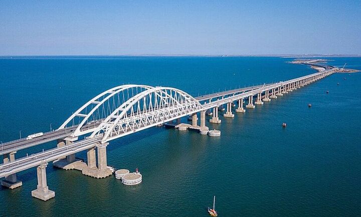 Η Ουκρανία απειλεί ότι θα κατεδαφίσει τη γέφυρα του Κερτς που ενώνει τη Ρωσία με την Κριμαία