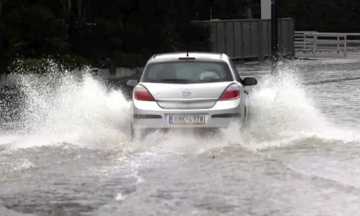  Διακοπή κυκλοφορίας των οχημάτων στην οδό Πειραιώς λόγω συσσώρευσης υδάτων