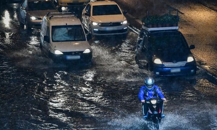 Διακοπή κυκλοφορίας στη λεωφόρο Ποσειδώνος λόγω συσσώρευσης υδάτων