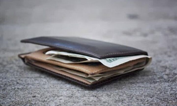Βόλος: Παράδειγμα προς μίμηση - Βρήκε και παρέδωσε πορτοφόλι με 2.000 ευρώ