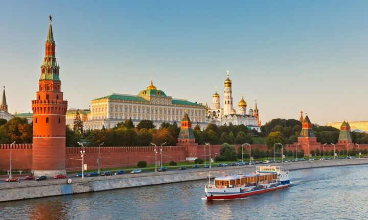 Κρεμλίνο: Παράλογες οι προτάσεις υπουργών της ΕΕ για απαγόρευση βίζας σε Ρώσους τουρίστες