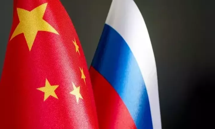 Αντίθετη στην επιβολή πλαφόν στις τιμές του ρωσικού πετρελαίου η Κίνα
