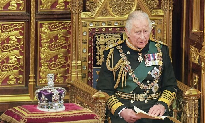 Ο Κάρολος γίνεται βασιλιάς καθώς το πρόσωπο ενός έθνους αλλάζει