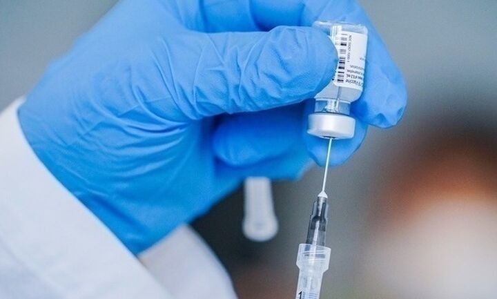 Τι συστήνει η Επιτροπή Εμβολιασμών για τη χορήγηση αναμνηστικής δόσης με τα επικαιροποιημένα εμβόλια