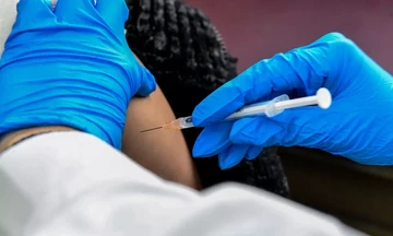 Σήμερα οι πρώτοι εμβολιασμοί αναμνηστικής δόσης με τα επικαιροποιημένα εμβόλια