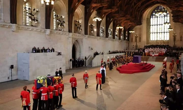 Δείτε live: Στο Γουέστμινστερ Χολ για λαϊκό προσκύνημα η σορός της βασίλισσας Ελισάβετ 