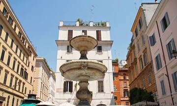 Ρώμη: Πρόστιμο 450 ευρώ σε τουρίστα γιατί έτρωγε παγωτό σε σκαλιά συντριβανιού