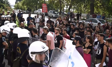 Θεσσαλονίκη: Επεισόδια μεταξύ φοιτητών και αστυνομίας σε συγκέντρωση διαμαρτυρίας στο ΑΠΘ