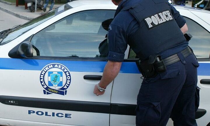 Χτύπησαν και λήστεψαν 55χρονη σε μονοκατοικία στη Γλυφάδα
