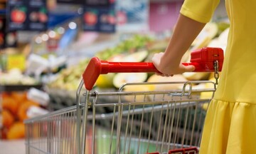ΙΕΛΚΑ: Δύο στους τρεις καταναλωτές έχουν μειώσει την κατανάλωση ρεύματος και τις αγορές τροφίμων