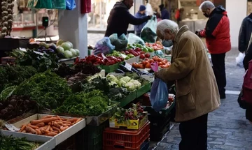 Δημοσκόπηση: Η ακρίβεια, η απώλεια εισοδήματος και το ενεργειακό απασχολούν περισσότερο τους Έλληνες