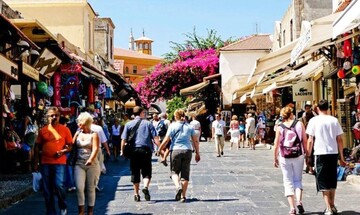 ΣΕΤΕ: Τα φετινά έσοδα στον τουρισμό θα ξεπεράσουν αυτά του 2019