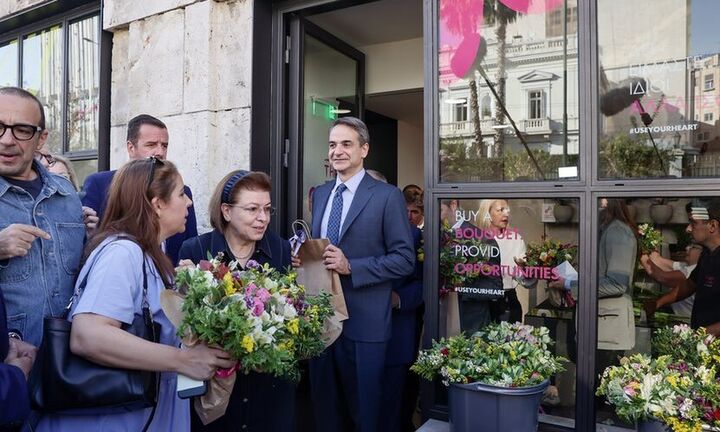 «Άνθισε» ξανά η Βουλή - Αναβίωσαν τα ιστορικά «λουλουδάδικα» στο Σύνταγμα (pic)