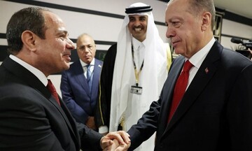Η Αίγυπτος επιθυμεί «νέα αρχή» στις σχέσεις με την Τουρκία μετά τη χειραψία Ερντογάν - Σίσι