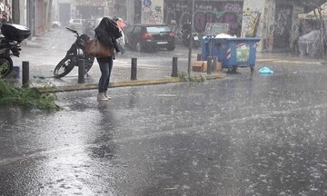 Ισχυρές βροχές και καταιγίδες και σήμερα - Πότε εξασθενούν τα έντονα φαινόμενα 