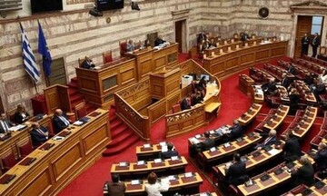 Βουλή: Εγκρίθηκε επί της αρχής το νομοσχέδιο για τον Τύπο