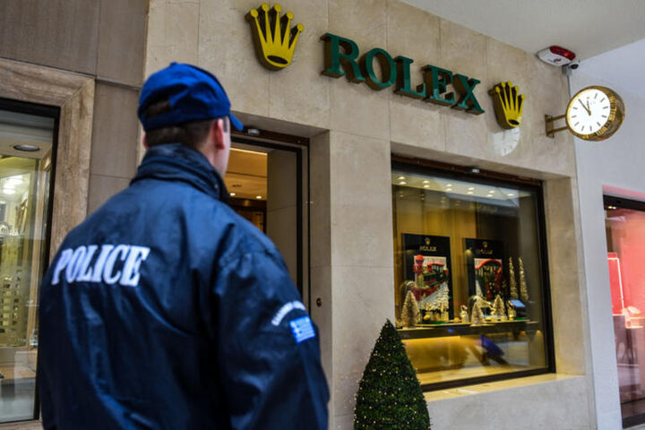 Ένοπλη ληστεία σε κατάστημα Rolex στο κέντρο της Αθήνας – Αρπαξαν μεγάλο αριθμό πανάκριβων ρολογιών