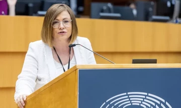 Μ. Σπυράκη: Κατέθεσε 21.400 ευρώ στο ευρωκοινοβούλιο - Έστειλε εξώδικο στον συνεργάτη της  