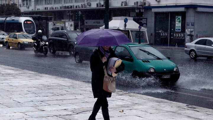 Bροχές ξανά και στην Αθήνα - Δοκιμάζεται από την κακοκαιρία η χώρα