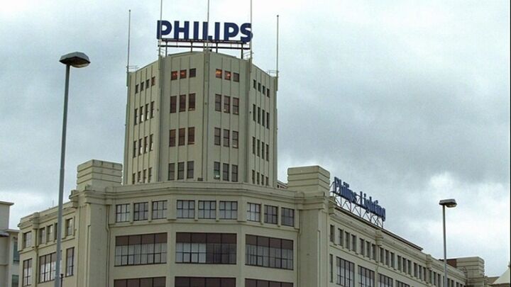 Καταργεί 6.000 θέσεις η Philips