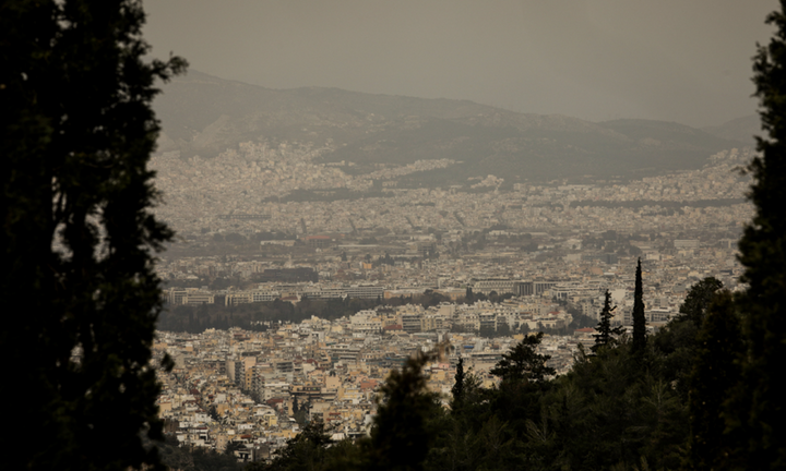 Καιρός: Νεφώσεις, λασποβροχές και σκόνη την Πέμπτη