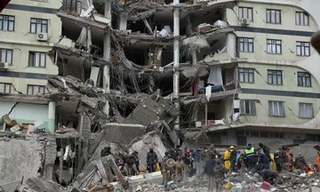 Πάνω από 100 δισ. δολάρια οι ζημιές από τον σεισμό στην Τουρκία -Απογοήτευση από την έλλειψη δωρητών