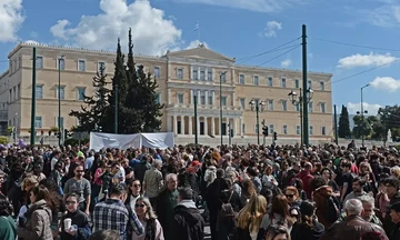 Σε εξέλιξη το συλλαλητήριο για την τραγωδία στα Τέμπη - Χιλιάδες διαδηλωτές στο κέντρο της Αθήνας 
